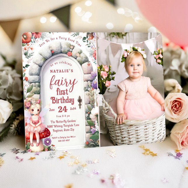 Convite Foto da Primeira Festa de aniversário de Fada de P (Fairy First Birthday Photo Invitation with Blonde Hair Fairy Girl and Enchanted Doorway.)