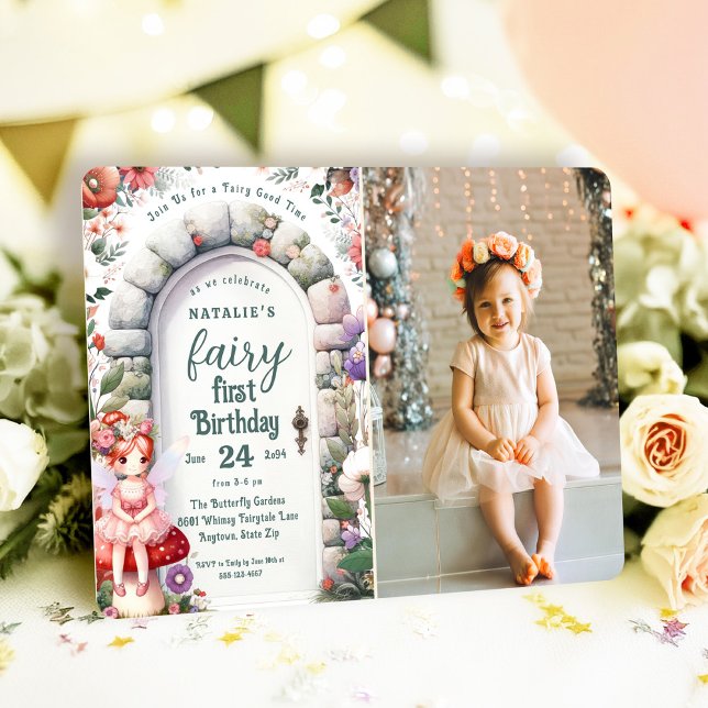 Convite Foto da Primeira Festa de aniversário de Fada de P (Fairy First Birthday Photo Invitation with Red Hair Fairy Girl and Enchanted Doorway.)