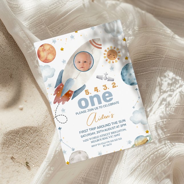 Convite Foto da Primeira Viagem em Torno do Sol Aniversári (First Trip Around the Sun Birthday Invitation For Baby Boy, Outer Space 1st Birthday Spaceship)