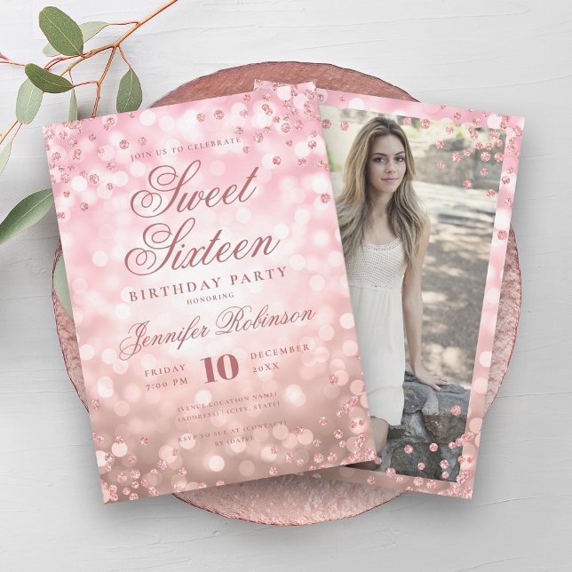 Convite Foto das luzes de brilho Douradas do Elegante, Swe (Elegant Rose Gold Glam Lights Photo Sweet 16 Invitation)