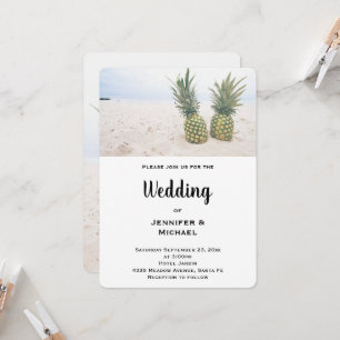 Convite Foto de 2 Abacaxis em um Casamento na Praia