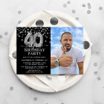 Convite Foto de 40º aniversário surpresa do Modern Black &<br><div class="desc">Convite de aniversário de surpresa moderno,  preto e prateado,  para alguém que está fazendo 40 anos! Apresentando um fundo preto,  uma fotografia do aniversariante homem/mulher,  falso confete prateado,  balões de aniversário de 40 anos prata e um elegante modelo de aniversário que é fácil de personalizar.</div>