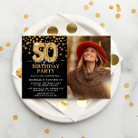 Convite Foto de 50º aniversário surpresa do Modern Black &<br><div class="desc">Convite de aniversário preto e ouro moderno para alguém que está fazendo 50 anos! Apresentando um fundo preto,  uma fotografia do aniversariante homem/mulher,  faux gold glitter confetti,  balões de 50 anos de ouro e um elegante modelo de aniversário que é fácil de personalizar.</div>