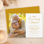 Convite Foto de 50 anos de casamento mínimo moderno<br><div class="desc">Este 50º convite de aniversário de casamento apresenta um design mínimo moderno acentuado com caligrafia de estilo manual. O design fornece espaço para uma foto vertical.</div>