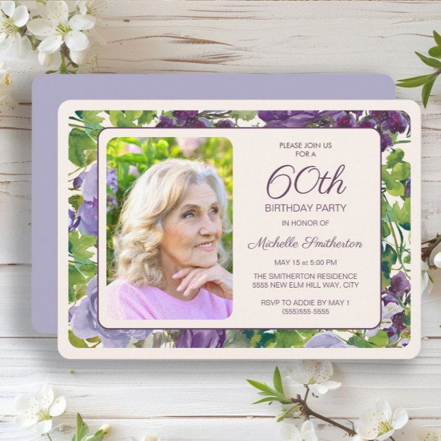 Convite Foto de 60º aniversário com flores roxas e folhas  (Elegant purple watercolor floral and greenery 60th birthday party photo invitation)