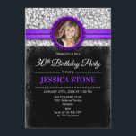 Convite Foto de aniversário de 30 anos - Prata Preta Roxo<br><div class="desc">Convite para aniversário de 30 anos com a sua design de Elegante Fotográfica em preto,  prata brilhante falso com uma dica de roxo. Perfeito para a trinta festas de aniversário feminina. Pode ser personalizado para qualquer idade!</div>