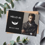 Convite Foto de aniversário de barba branca preta<br><div class="desc">Convite de festas preto-e-branco para homens,  com a imagem de uma barba na frente. Com o texto: aniversário de 40 anos! na frente. Modelo para sua foto. A Adicione os detalhes do evento no verso. Letras brancas,  fundo preto.</div>