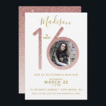 Convite Foto de aniversário de Glitter Dourado com 16 Rosa<br><div class="desc">Este doce design de 16 convites apresenta espaço para uma foto favorita no quadro do brilho do rosa 16! Clique no botão Personalizar para obter mais flexibilidade com a adição de sua foto e texto! Variações desse design, cores adicionais e produtos de coordenação estão disponíveis em nosso compro, zazzle.com/doodlelulu*. Entre...</div>