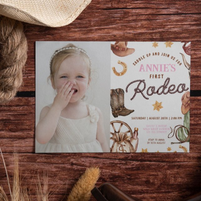 Convite Foto de aniversário de Rodeio da Garota-Cowgirl (Cowgirl baby girl 1st rodeo wild west digital download template with photo easy to edit instant cute)