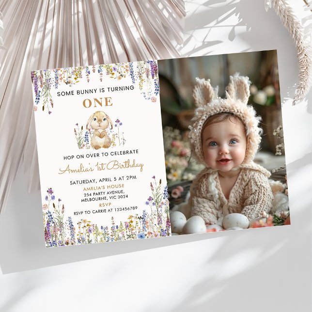 Convite Foto de aniversário de Some Bunny Girl com flores  (Criador carregado)