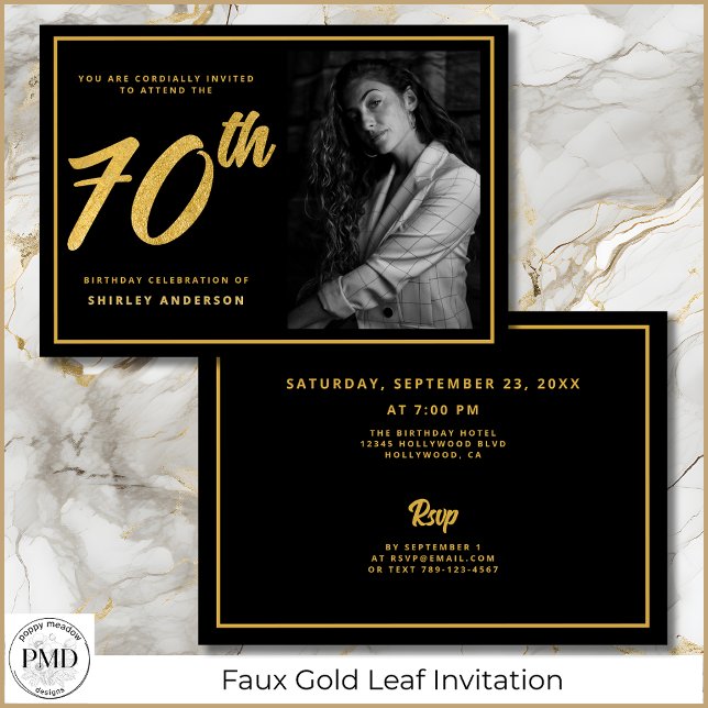 Convite Foto de Aniversário do 70 Black Faux Dourado Leaf  (70th Birthday Photo Black and Faux Gold Leaf Elegant Invitation with Party Details on the Back.)