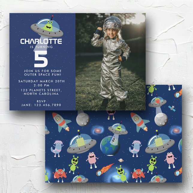 Convite Foto de Aniversário Espacial de Monstro Alienigena (Cute Modern Alien Monster Space Birthday Photo Invitation)