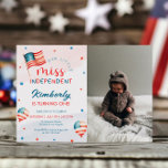 Convite Foto de aniversário independente de 4 de julho<br><div class="desc">Celebrar as estrelas e listras com a nossa pequena Miss Independente Foto de Aniversário! Junte-se a nós para uma festa de aniversário de 4 de julho cheia de diversão vermelha, branca e azul. Este tema moderno e patriótico para as raparigas apresenta elementos americanos icônicos, como a Estátua da Liberdade e...</div>