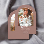 Convite Foto de Arch Calliografia de Pincel Doce 16<br><div class="desc">Celebre seu marco em estilo com este elegante convite do Sweet 16! A frente mostra sua foto em forma de arco incrível, criando um eterno e um toque pessoal. O título Doce Dezesseis é escrito em caligrafia moderna, acrescentando uma vibração chica e brincalhona. Abaixo, todos os detalhes de sua festa...</div>