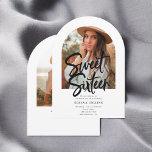 Convite Foto de Arch Calliografia de Pincel Doce 16<br><div class="desc">Celebre seu marco em estilo com este elegante convite do Sweet 16! A frente mostra sua foto em forma de arco incrível, criando um eterno e um toque pessoal. O título Doce Dezesseis é escrito em caligrafia moderna, acrescentando uma vibração chica e brincalhona. Abaixo, todos os detalhes de sua festa...</div>