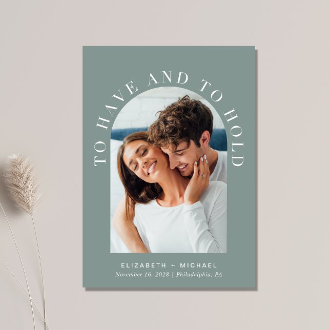 Convite Foto de Arch Moderno Código QR Sage Casamento Verd (Celebrate your love story with an invitation showcasing your favorite photo in an elegant arch frame)