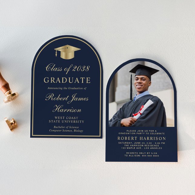 Convite Foto de arco elegante Festa de formatura Dourada a (An elegant arch-shaped college graduation party invitation to celebrate the graduate's achievements)