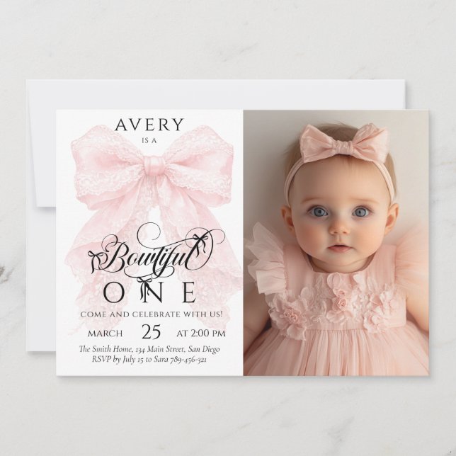 Convite Foto de Bebê Menina com Laço Rosa no 1º Aniversári (Frente)