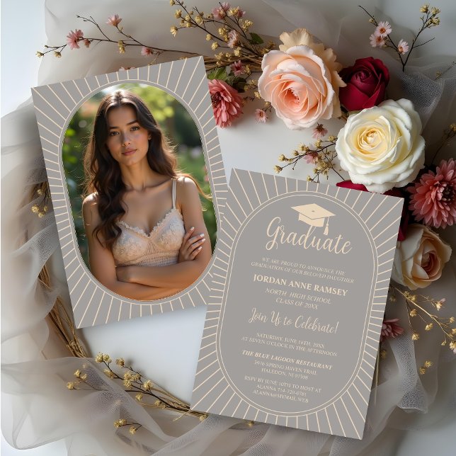 Convite Foto de Boina de Graduação Oval Vintage Eleganteme (Grey Elegantly Vintage Oval-Shape Graduate Cap Invitations Cards with Back Photo.)