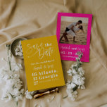 Convite Foto de Caligrafia Amarela Única Salva A Data<br><div class="desc">Este é um casamento ousado e moderno, exceto a data com uma bela fonte de caligrafia e um fundo rosa quente. Todas as cores são editáveis. // Para designs correspondentes, procure "FALLON" na certeira loja Nicole Zazzle. * Se você gosta deste design, mas não o vê disponível para algo que...</div>