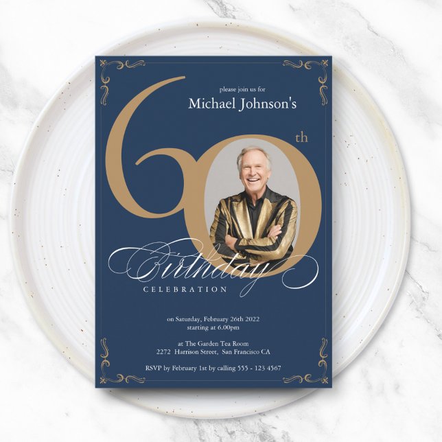 Convite Foto de Caligrafia Dourada do Elegante Foto 60º An (Elegant Navy Gold Calligraphy Photo 60th Birthday Invitation)