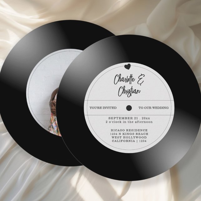 Convite Foto de Casamento com Disco de Vinil Retrô (Retro Vinyl Record Photo Wedding Invitations from Ricaso. Fun novelty music themed invites)