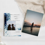 Convite Foto de Casamento de Destino Náutico Azul<br><div class="desc">Este design de Convite para Casamento de Destino Náutico Azul emparelha branco elegante e clássico com ondas escuras do oceano de cor azul-real como um belo pano de fundo para sofisticados detalhes minimalistas de tipografia e roteiro de bô. Perfeito para uma estética náutica de luxo moderna, com um estilo único...</div>