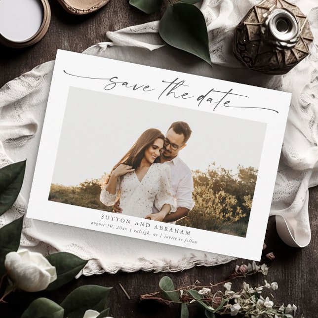 Convite Foto de Casamento de Script Elegante (Elegant photo wedding save the date with modern handwritten script typographic overlay.)