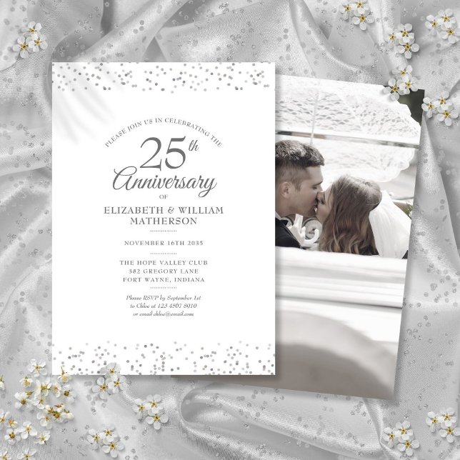 Convite Foto de casamento do 25º aniversário com confete p (25th Anniversary Wedding Photo Silver Confetti Invitation)