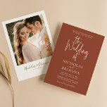 Convite Foto de Casamento do Modern Terracotta Burnt Orang<br><div class="desc">O Moderno Terracotta Queimou O Convite Fotográfico De Casamento De Orange Boho. Personalize facilmente substituindo cada informação. Faça o upload de uma foto vertical/retrato. Verifique a visualização antes de adicionar ao carrinho. (Exemplo de foto de Jonathan Borba do Pexels)</div>