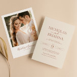 Convite Foto de Casamento Laranja Mínimo de Terracotta Que<br><div class="desc">O Minimalista Terracotta Queimou Foto De Casamento Laranja. Personalize facilmente substituindo cada informação. Faça o upload de uma foto vertical/retrato. Verifique a visualização antes de adicionar ao carrinho. (Exemplo de foto de Jonathan Borba do Pexels)</div>