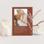 Convite Foto De Casamento Laranja Queimada De Boho Terraco<br><div class="desc">Deixe seu convite refletir você e seu amor. Com esta design moderna, você pode tirar uma das fotos que são especiais para vocês dois e torná-las o ponto central deste convite. Estes elegantes convites para o casamento de terracota são simples e têm um design minimalista limpo com algumas leituras de...</div>