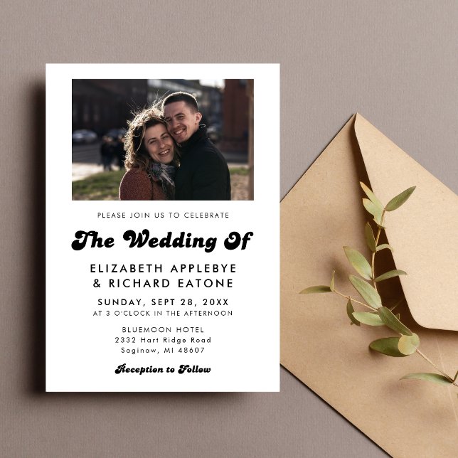 Convite Foto de casamento preto e branco retrô com estilo (Retro black and white photo invitation shares your love story with a timeless, stylish feel.)