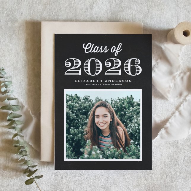 Convite Foto de Chalkboard Retro Turma de 2024 Formatura (Customizable faux chalkboard photo graduation invitation featuring vintage calligraphy. )