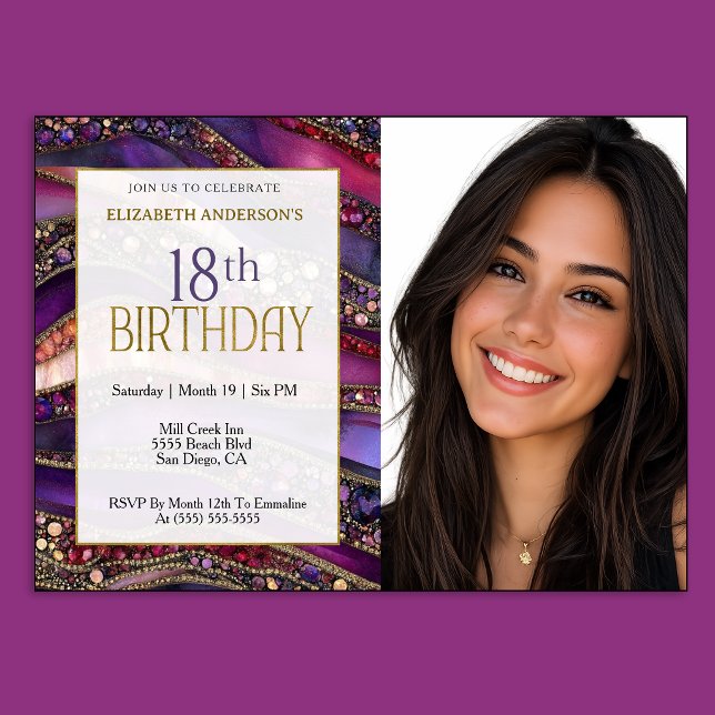 Convite Foto de Estratos com Joias em Ouro e Roxo para 18º (Luxury purple and gold 18th birthday photo invitation with jeweled marble design and elegant style.)