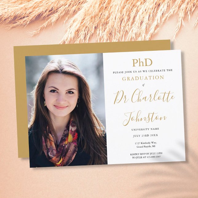 Convite Foto de Festa de formatura de Script Dourado PhD G (PhD Degree Gold Script Graduation Party Photo Invitation)