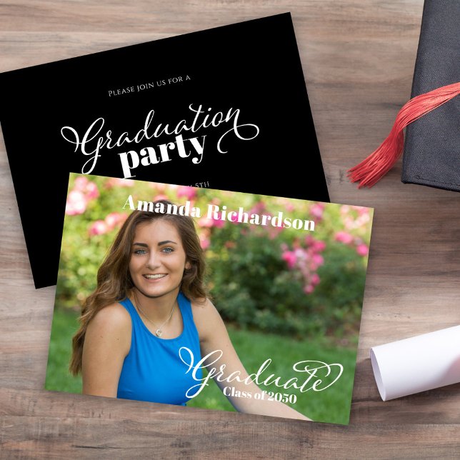 Convite Foto de Festa de formatura Preta e Branca (Graduation photo invitation with simple black and white typography. )