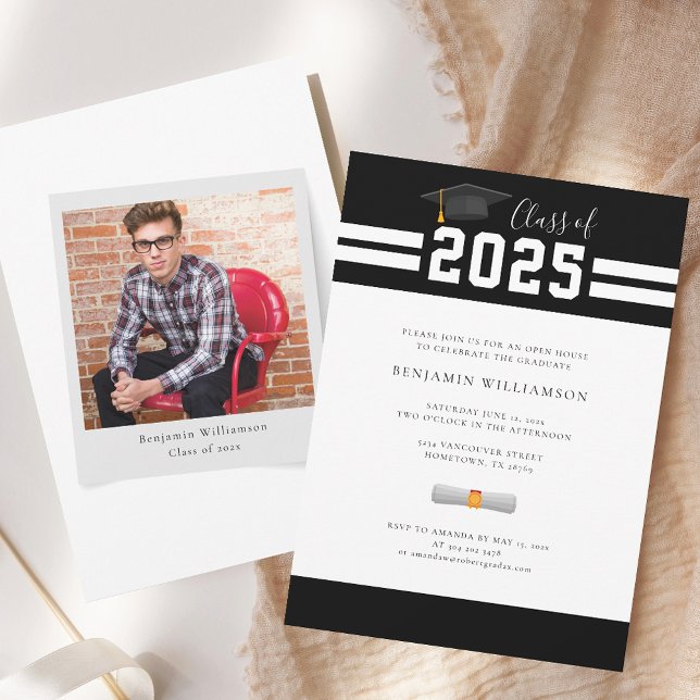 Convite Foto de Formando de Script Graduação 2025 (Graduation 2025 Grad Photo Party Black and White Invitation)