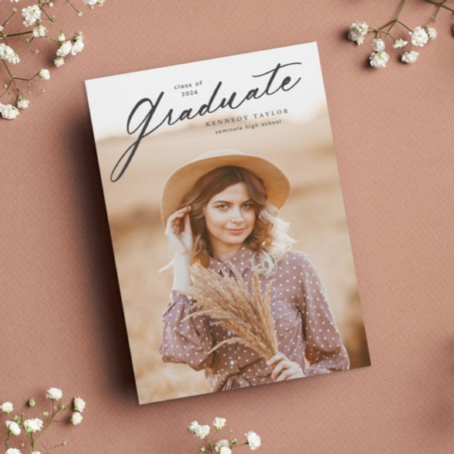 Convite Foto de Formatura com Roteiro Elegante de Graduaçã (Simple graduate script photo graduation invitation.)