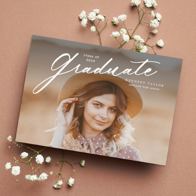 Convite Foto de Formatura com Roteiro Elegante de Graduado (Elegant script simple photo graduation invitation.)