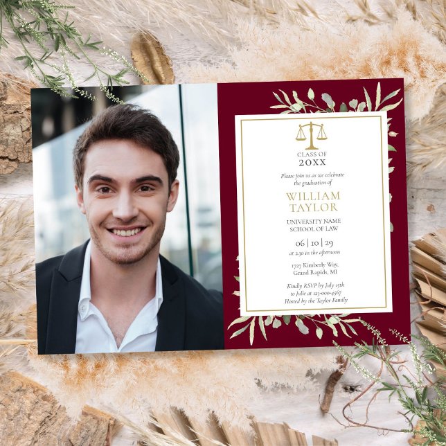 Convite Foto de formatura da Faculdade de Direito Burgundy (Burgundy Greenery Gold Law School Graduation Photo Invitation)