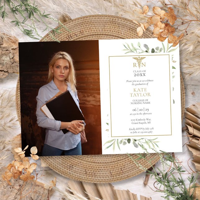 Convite Foto de formatura de enfermagem moderna greenery R (Modern RN Nursing Graduation Greenery Photo Invitation)