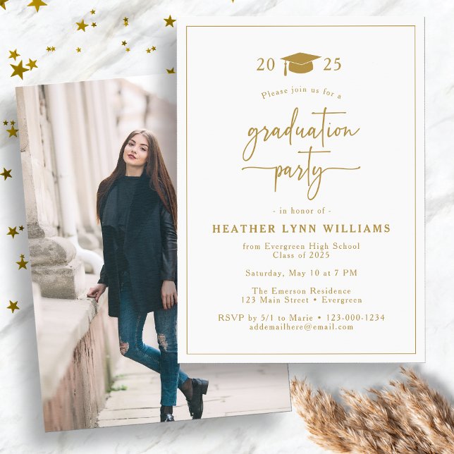 Convite Foto de Formatura em Dourado Elegante (Elegant Gold Graduation Party Photo Invitation by Painted Paperie
)