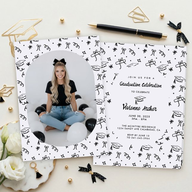 Convite Foto de Formatura Moderna em Preto e Branco com De (Black and White Doodle Graduation Party Invitation)