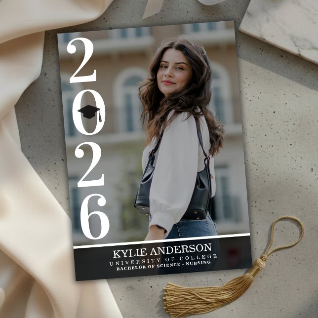 Convite Foto de formatura sênior com capelo preto moderno (Modern Black Graduation Cap Senior Photo Invitation)