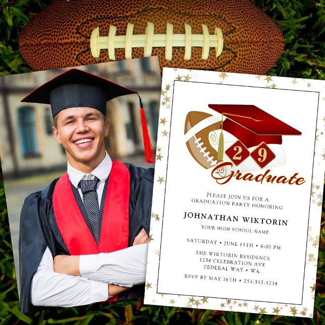 Convite Foto de futebol do Boné de formatura Vermelho Dour (Classic Graduation Cap Red Gold Football Photo Invitation)