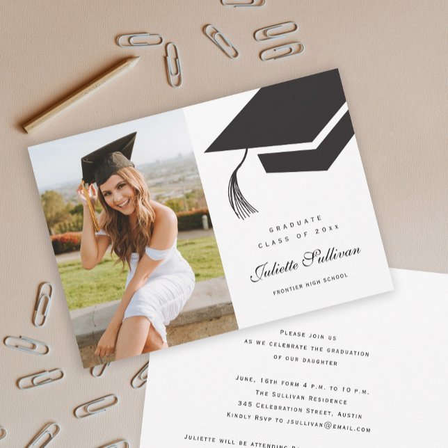 Convite Foto de Graduação com Chapéu Preto e Branco de Tip (Elegant Black and White Cap Photo Graduation Invitations.)