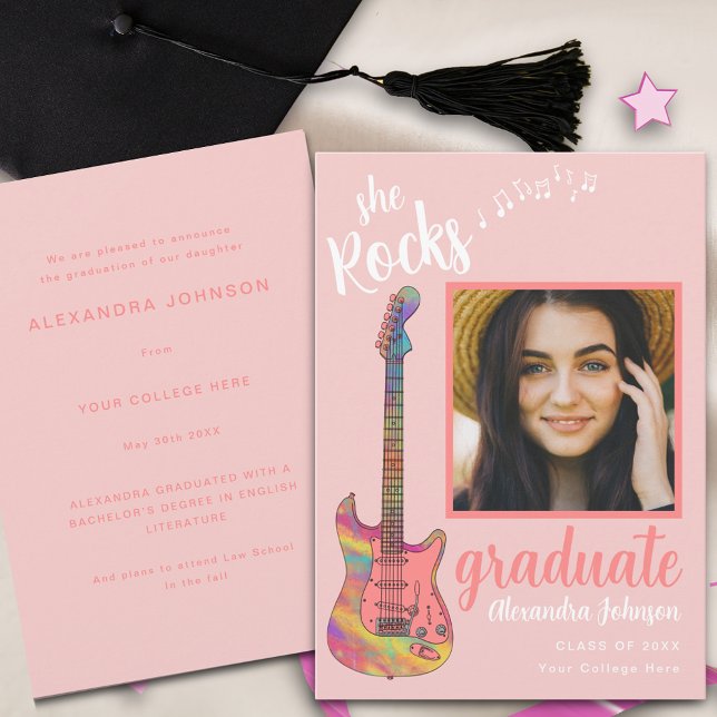 Convite Foto de Graduação com Letra Moderna e Rosa Diverti (Fun colorful guitar music notes pink script graduate photo modern graduation announcement card)