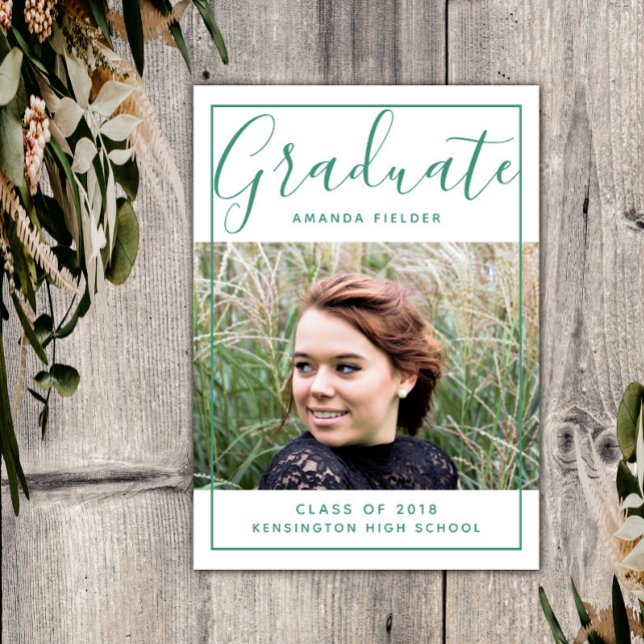 Convite Foto de Graduação com Quadro Moderno | Verde (Green Modern Framed Graduation Photo Announcement)