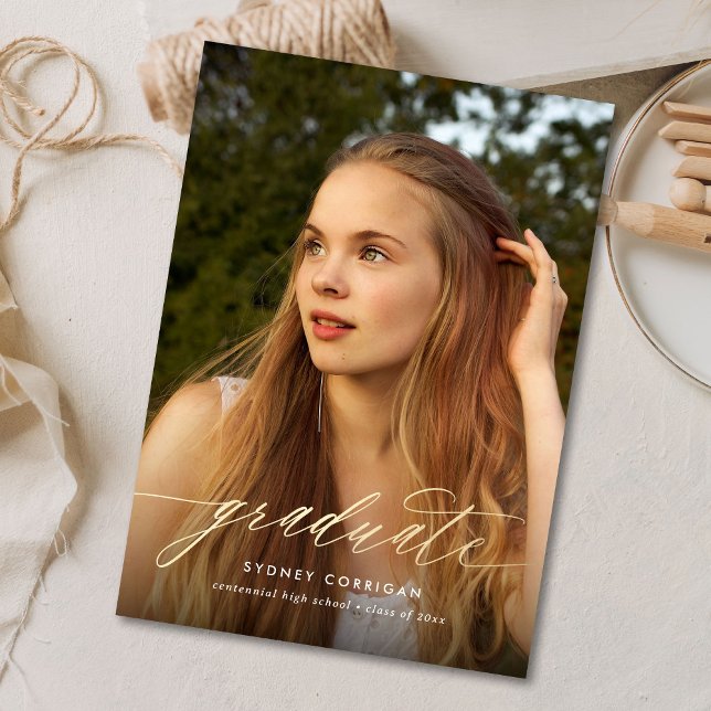 Convite Foto de Graduação de Caligrafia Dourada de Orçamen (Criador carregado)